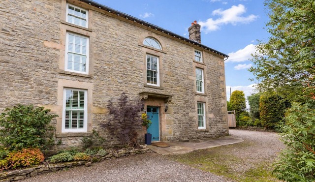 Short drive to Alton Towers & Peak Wildlife Park.Calton Moor House is a beautiful four-bedroom detached holiday home in the heart of the Peak District, offering space, comfort and stunning gardens.