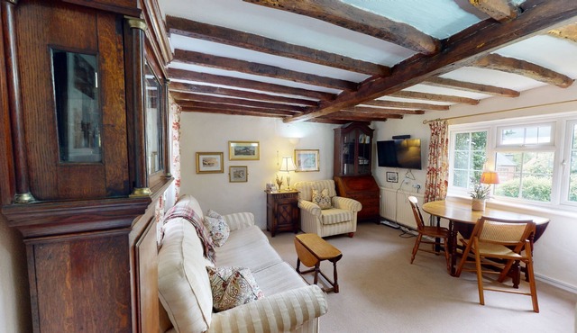 Short Let Space Bailey's Cottage two bedroom cottage near the centre of Aylesbury.