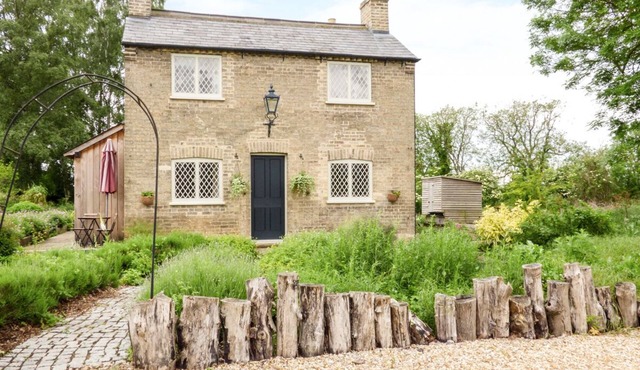 SHORTMEAD COTTAGE, family friendly, with open fire in Biggleswade