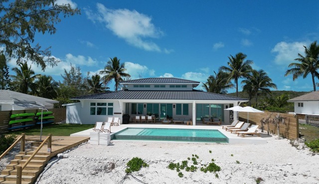 Silver Beach House - Lux Vacation Home. 7 mins from Airport. Infinity Pool+