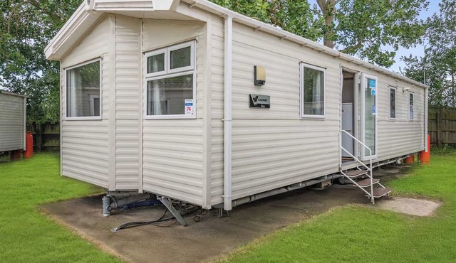 Silver Caravan with decking 6 P