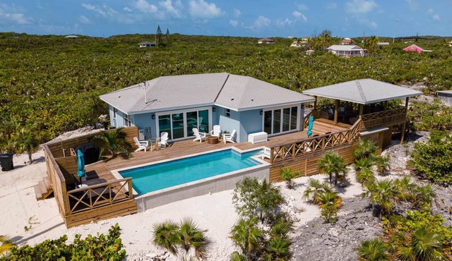 Silver Palms Retreat, Family home with heated pool, steps to Tropic of Cancer!