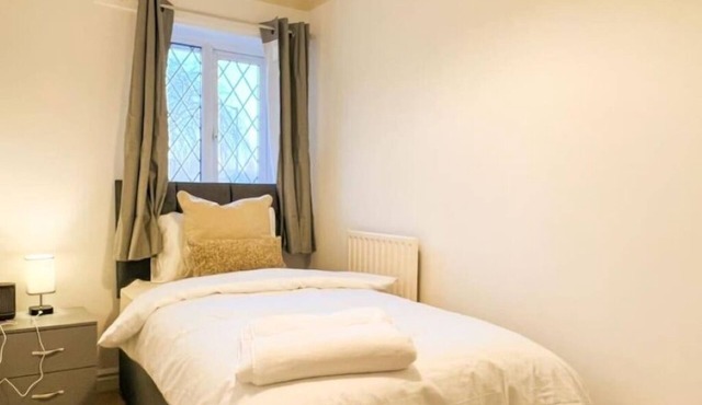 Simple House w- FREE PARKING by Manchester Airport - FREE ONE-WAY DROP-OFF