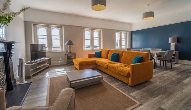 Sir Arthur Conan Doyle Apartment (No 6) 1, Elliot Terrace - stunning sea views over Hoe and Plymouth
