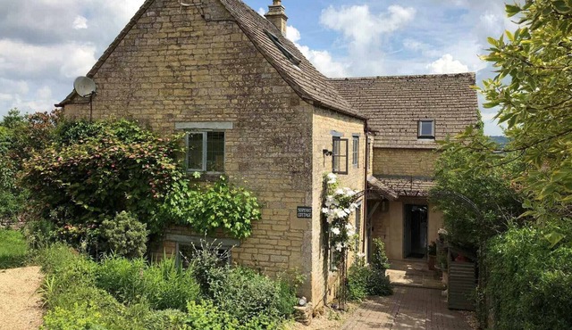 SIXPENNY COTTAGE, family friendly, with open fire in Cheltenham