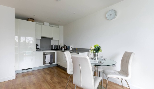 Skyvillion 1bed Enfield Flat W balcony & parking