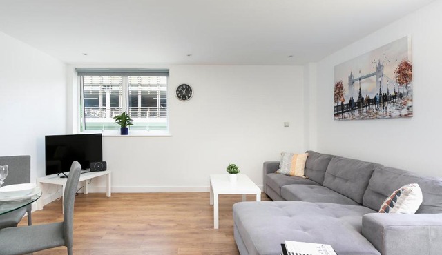 Skyvillion - 4 Bed Luxury Apartment with Balcony & Parking