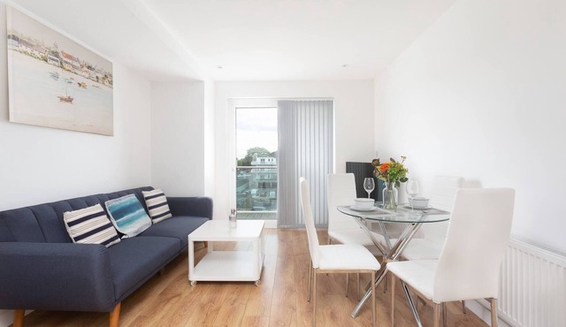 Skyvillion - Tower Point Enfield 1bed With balcony