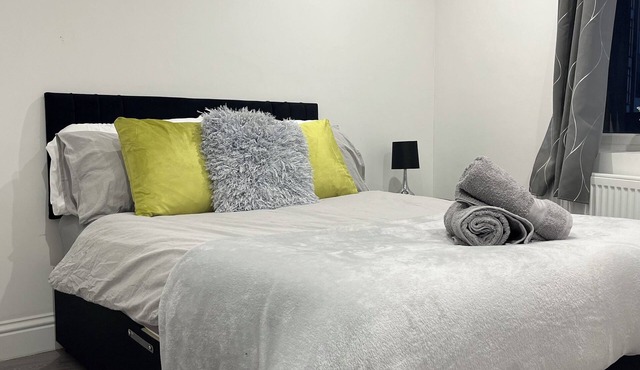 Sleek 2 Bed Oasis Croydon -Sunset views - Sleeps 6 - Family Friendly