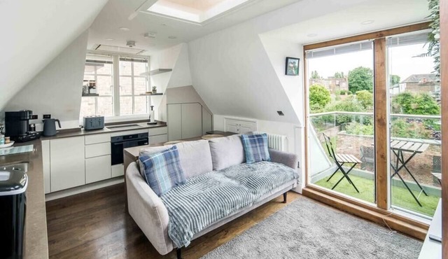 Sleek and Stylish 1BD Apt w/Balcony, Hammersmith