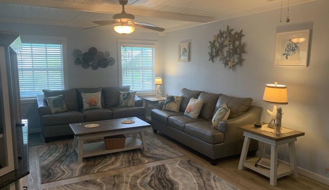 Sleeps 10, Hot Tub ,Centrally Located , generator WiFi , rooftop deck,