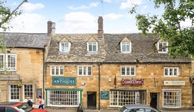 Sleeps 10 with private garden