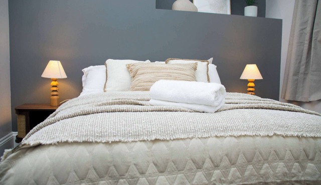 Sleeps 14 The Old Trafford Zen by Genesis Living