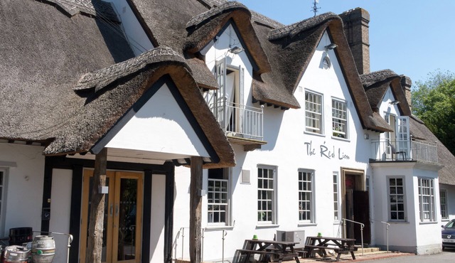 Sleeps 8, 3 doubles & 2 single beds, free carpark,10 minutes drive to Cambridge