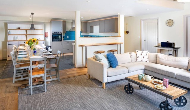 Sleeps 8, 4 Bedrooms, Dogs Welcome, No Smoking, Wood burner, Wi-Fi*, Garden, Games Room