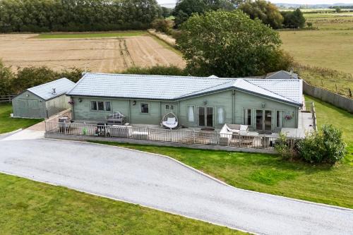Sleeps6- Hot Tub- Pet Friendly- Log Burner