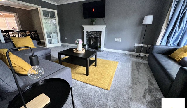 Slough/Sleeps 10/Close to Heathrow/W Parking