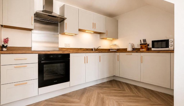 Slps 4 Modern Stay with King-Twin Beds, EV Pkg, Garden