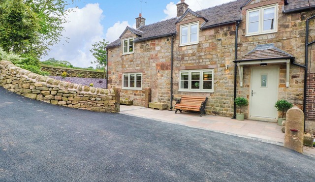 SMALL LANE COTTAGE, family friendly, luxury holiday cottage in Endon