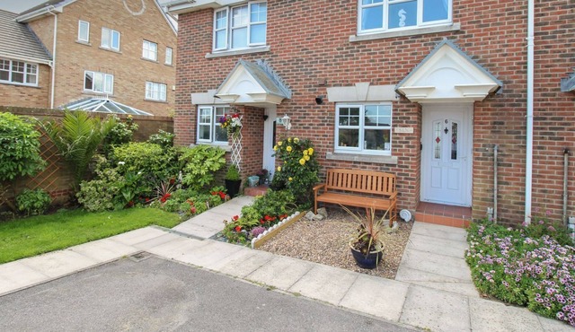SMALLMOUTH COTTAGE, pet friendly, with a garden in Wyke Regis