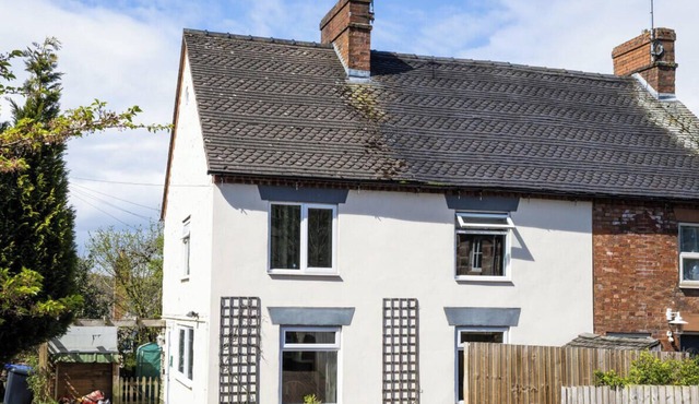 Smithy Bank Cottage - with free parking!