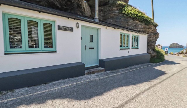 SMUGGLERS COTTAGE, pet friendly, with open fire in Tintagel