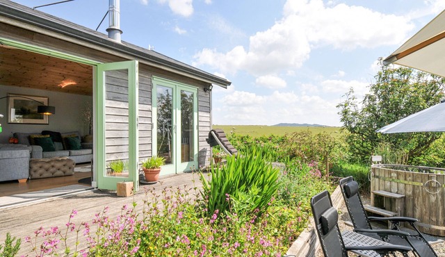 SMUGGLERS, pet friendly, with hot tub in St Tudy