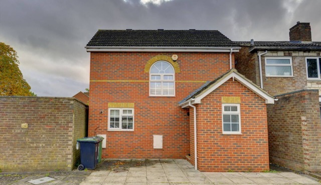 Snagge Court | A Calm Detached 2BR House I Parking & Garden | Pet Friendly | eco-Short Term Let by SILVA