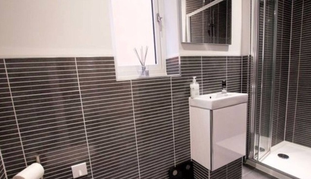 Solent Heights Modern Luxury with Hot Tub & Garden Sleeps 8