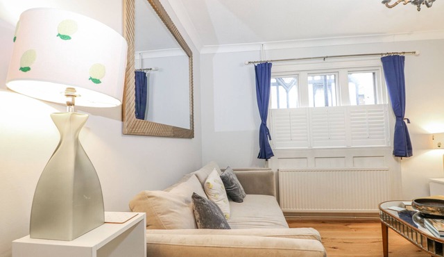 SOPHIE HOUSE, pet friendly, character holiday cottage in Eton