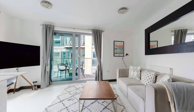 Sophisticated 2BD Flat with Riverside Views