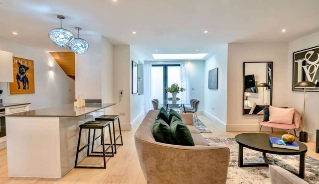 Sophisticated Lincoln’s Inn Apartment with Garden Terrace