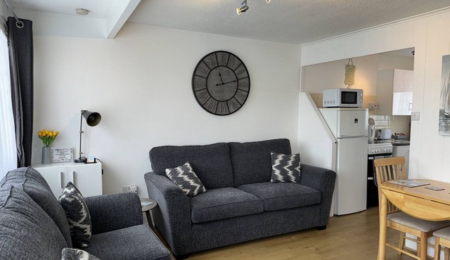South facing family chalet 5 min stroll to the beach and near Norfolk Broads