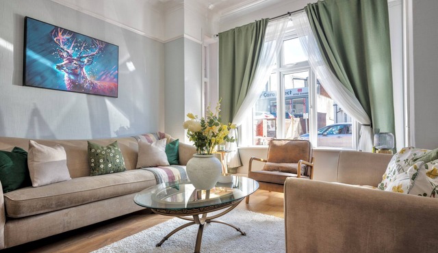 Southport 6BR House 7 Min from Royal Birkdale - Sleeps 11 with 2 Parking Spaces