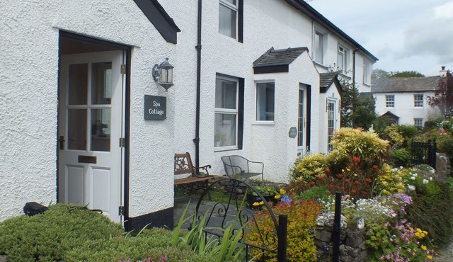 Spa Cottage - a cottage that sleeps 3 guests in 2 bedrooms