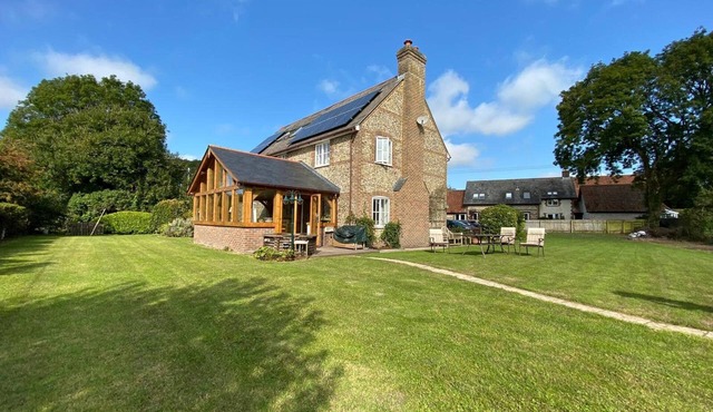 Spacious Family & Group Retreat | Sleeps 10 | Hot Tub & Games Room | Dorset