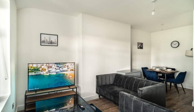 Spacious 2 Bed Apartment in Waterloo, Liverpool