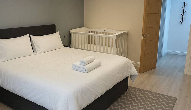 Spacious 2-Bed Apartment Near Heaton Park