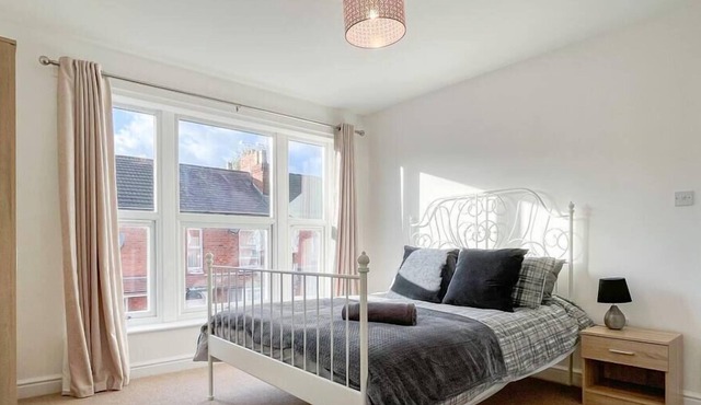 Spacious 2-bed Apartment in Crewe | Ideal for Business | FREE Parking - Sleeps 3