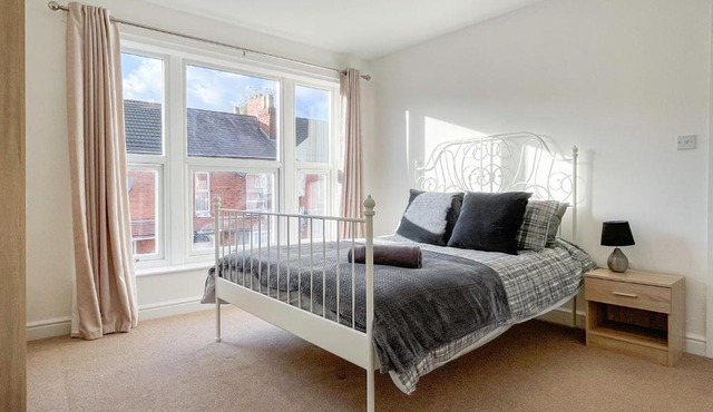Spacious 2-bed Apartment in Crewe by 53 Degrees Property, ideal for Business & Professionals, FREE Parking - Sleeps 3