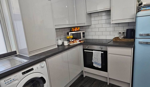 Spacious 2 Bed Flat | Central