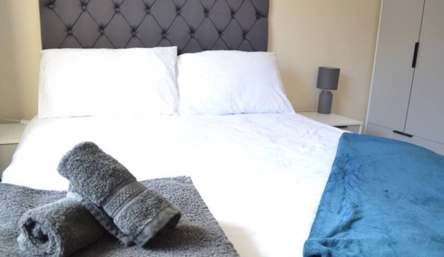 Spacious 2 Bedroom Flat with Private Parking