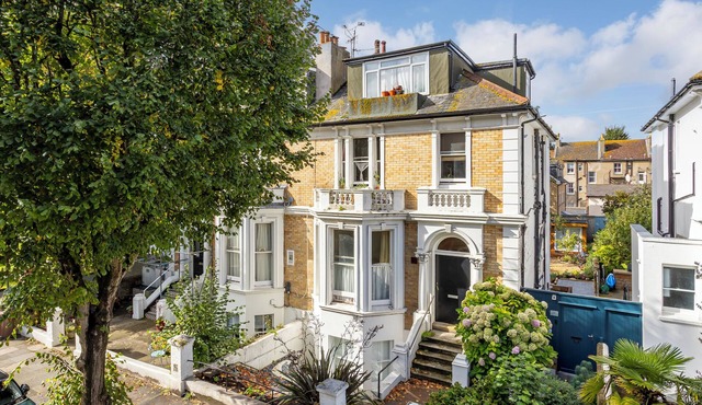 Spacious 2 bedroom apartment with beautiful garden