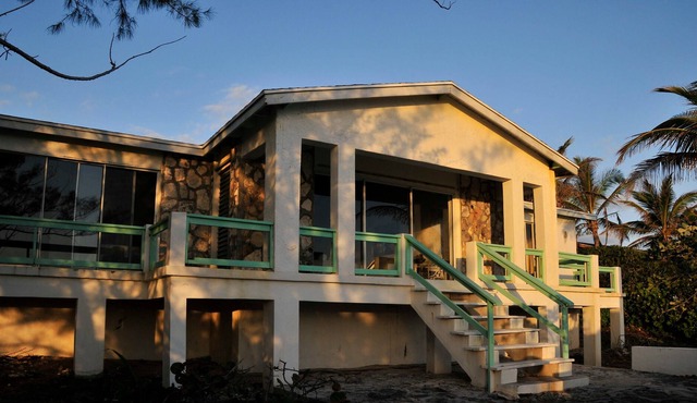 Spacious 2 bedroom- oceanfront Villa in Stella Maris