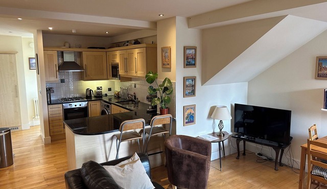Spacious 2 double bedroom apartment w free off-street parking & superfast WiFi.