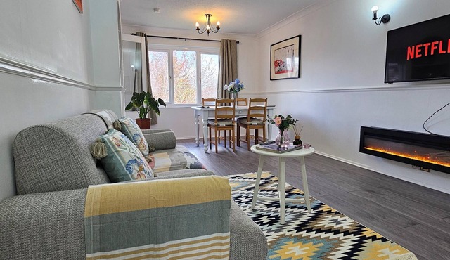 Spacious 2BR Flat, Travellers and Contractors Welcome. Free Parking.