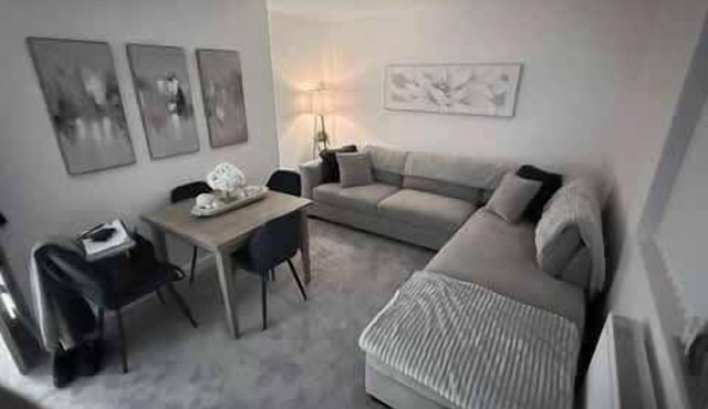 Spacious 2BR Home | Sleeps 5 | Parking | Liverpool