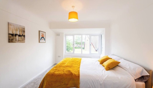 Spacious 3-Bed by Beatles Attractions & Transport