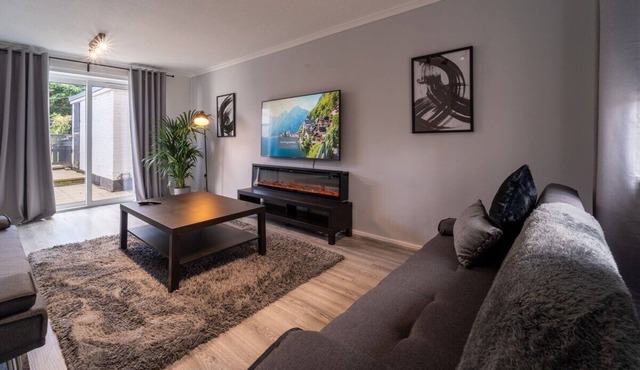 Spacious 3 Bed House, 5mins to HS2/NEC/Airport.