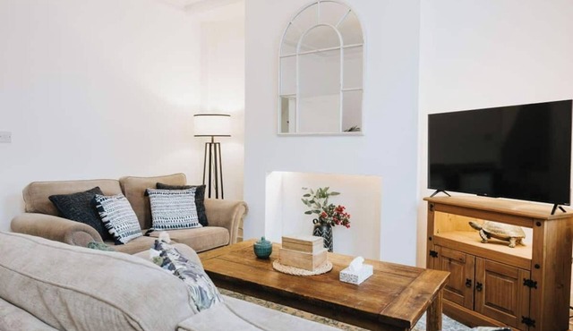 Spacious 3 Bedroom Home with Smart TV, WiFi and Garden, Sleeps 6